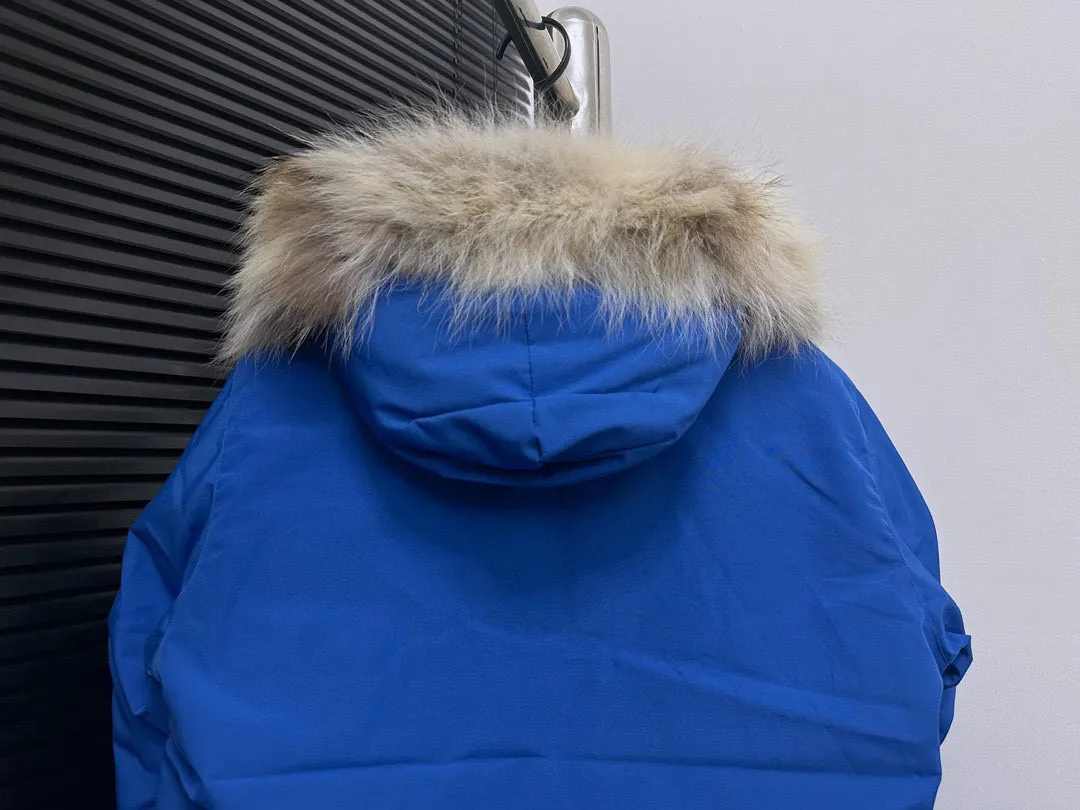 P780 Top Purchasing Version (Wolf Hair Optional) 🇨🇦CANADA GOOES 24 new models 08 models/couple models Factory direct supply: supplying global purchasing agents, micro-business, entities, Tmall, high-end stalls and studio cooperation, free shipping! Canada Goose Expedition Parka 2008 is the same style for men and women. It is mid-length and the most timeless classic. All Arctic and Antarctic scientific expedition teams choose Canada Goose as their cold-proof equipment. It is the Rolls-Royce of down jackets. ➖ Industry-leading anti-counterfeiting chip sensing. ➖ Imported Behringer embroidery machines and customized embroidery labels, the highest level and industry leading. ➖ Imported Korean 21-count polyester-cotton blended original fabric, TC85 waterproof coated fabric, water-repellent, windproof and wear-resistant. ➖ The new national standard 80 white duck down is filled with an average of 520 grams of down. The amount of down filled is industry-leading. ➖ 100% nylon lining with double double-layer sealing design to prevent velvet running, and seamless thread design on the cuffs! ➖ Western Canadian Green Wolf Collar. ➖ Yoshida YKK provides original factory-customized electroplated sliders. YKK two-way lockable zippers are tight and smooth and do not peel off paint. ➖ 3M composite Velcro is durable and the accessories and hardware are all custom-made. Note: Our copywriting is only simple and clear. Instead of bragging about the copywriting, it is better to compare and understand with samples. Only for the purest goose, the most dedicated, the most professional, the highest quality, the highest cost performance!  Size:XS-XXL